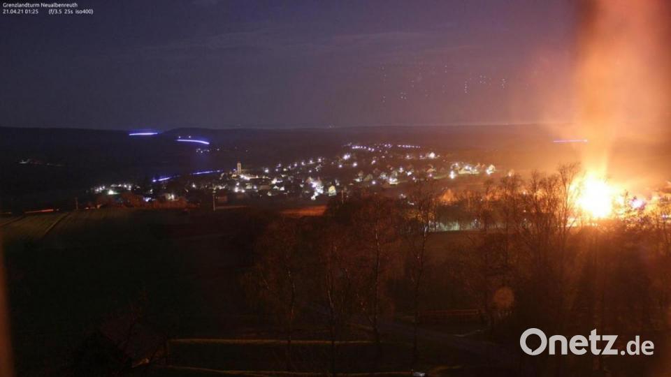 Auf den Bildern der Webcam vom Grenzlandturm ist die Größe des Brands gut sichtbar. Dieses Bild entstand um 1.25 Uhr. Auch sieht man durch die Langzeitbelichtung, wie Feuerwehrfahrzeuge Richtung Neualbenreuth eilen. Die Kamera liefert alle fünf Minuten Bilder. Screenshot: http://www.asam-live.de/webcam/grenzland1/
