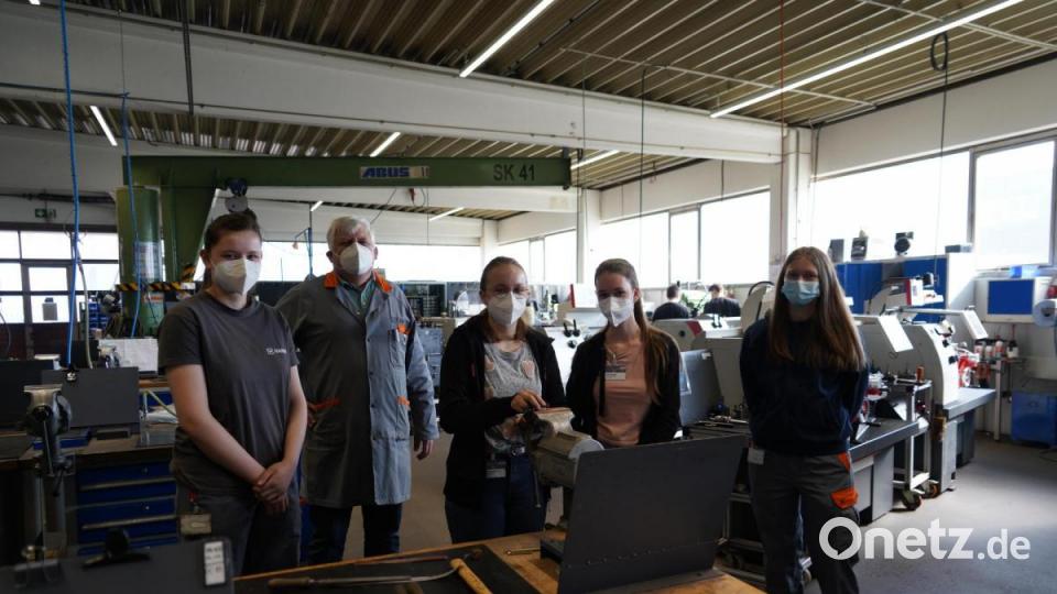 Auszubildende Julia Bauer, Ausbildungsleiter Josef Dill, Alexandra Männl, Lena Schaller und Auszubildende Kathrin Hofmann (von links) in der Lehrwerkstatt der Firma Hamm. Bild: kaz