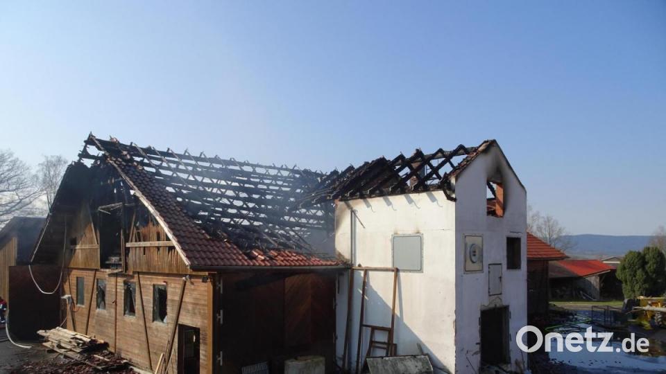 Die Zimmerei samt Hackschnitzel-Bunker ist komplett zerstört. Die Polizei vermutet, dass das Feuer wegen eines technischen Defekts im Bereich der Heizungsanlage ausbrach. Bild: rti