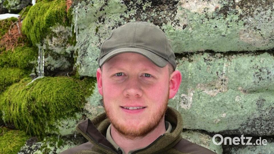 Jonas Ständer arbeitet als Ranger im Naturpark Steinwald. Einer seiner Tätigkeitsbereiche ist die Natur- und Landschaftspflege und damit auch die Aufgabe, den Riesenbärenklau auf dem Gebiet des Steinwalds im Auge zu behalten. Bild: Siegfried Steinkohl/exb