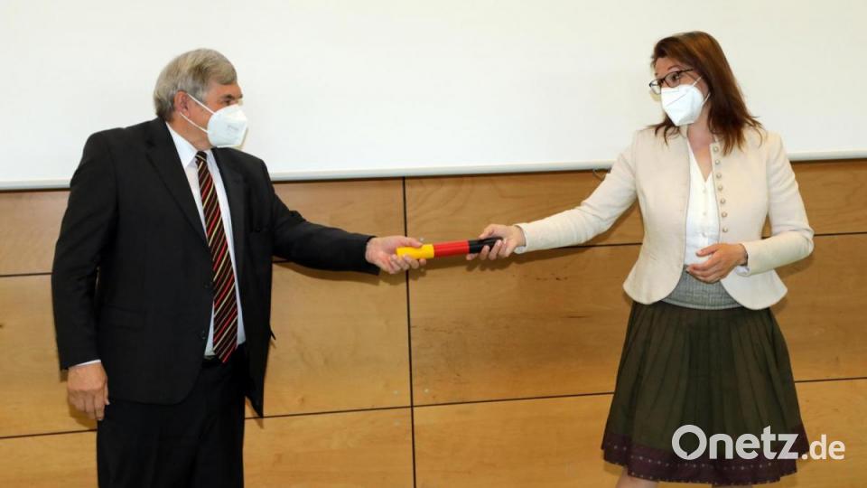 Martina Englhardt-Kopf (rechts) wurde als Bundestagskandidatin der CSU für den Wahlkreis Schwandorf-Cham nominiert. Bundestagsabgeordneter Karl Holmeier (rechts), der nicht mehr zur Wahl antritt, übergab ihr symbolisch den Staffelstab. Bild: Götz