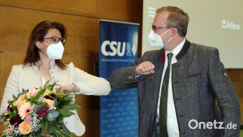 Kreisvorsitzender und Landtagsabgeordneter Alexander Flierl gratulierte der gerade gewählten Kandidatin Blumen. Bild: Götz