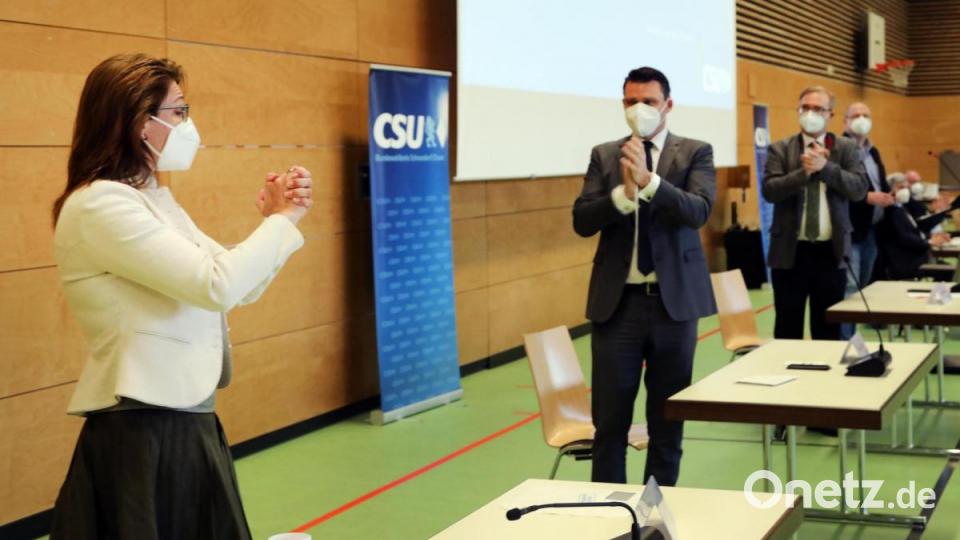Landrat Thomas Ebeling (rechts) gratuliert Martina Englhardt-Kopf. Bild: Götz