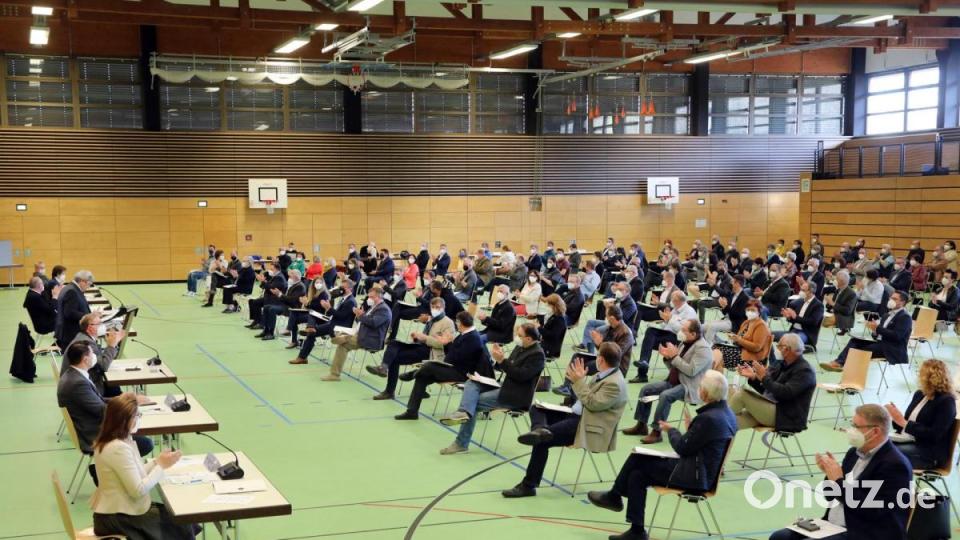 Die 160 Delegierten der CSU stimmten in der Oberpfalzhalle ab. Strenge Abstände und Schnelltests vor der Versammlung sorgten für den Infektionsschutz. Nach einer guten Stunde hatten die Delegierten ihre Aufgabe erfüllt. Bild: Götz
