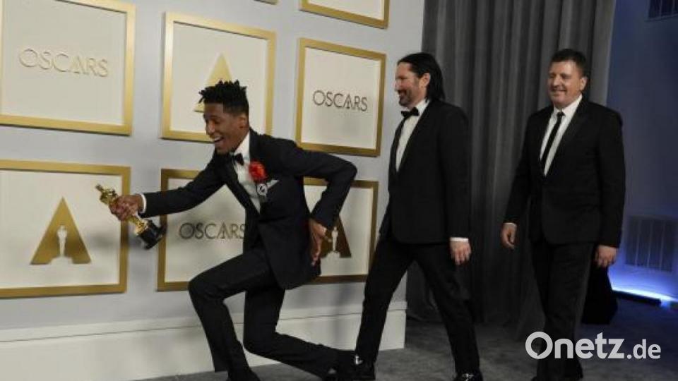 Jon Batiste (l-r), Trent Reznor und Atticus Ross, Gewinner des Oscars für die beste Filmmusik für &quot;Soul&quot; im Presseraum bei der Oscar Verleihung in der Union Station. Bild: Chris Pizzello/Pool AP/dpa