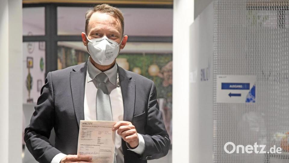 Oberbürgermeister Jens Meyer hat es geschafft und hält sein (fiktives) Ergebnis des Testlaufs in Händen. Bild: Gabi Schönberger