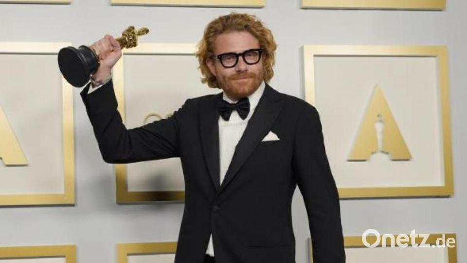 Erik Messerschmidt, Kameramann, mit dem Oscar für die beste Kamera für «Mank» im Presseraum in der Union Station. Bild: Chris Pizzello/Pool AP/dpa