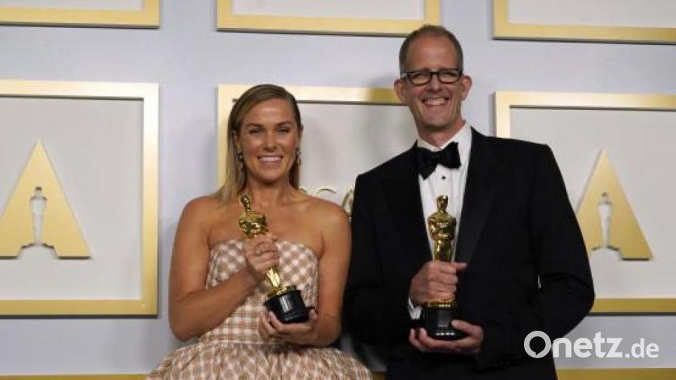 Dana Murray, Filmproduzentin, und Pete Docter, Regisseur, mit dem Oscar für den besten animierten Spielfilm für «Soul» im Presseraum bei den Oscars in der Union Station. Bild: Chris Pizzello/Pool AP/dpa