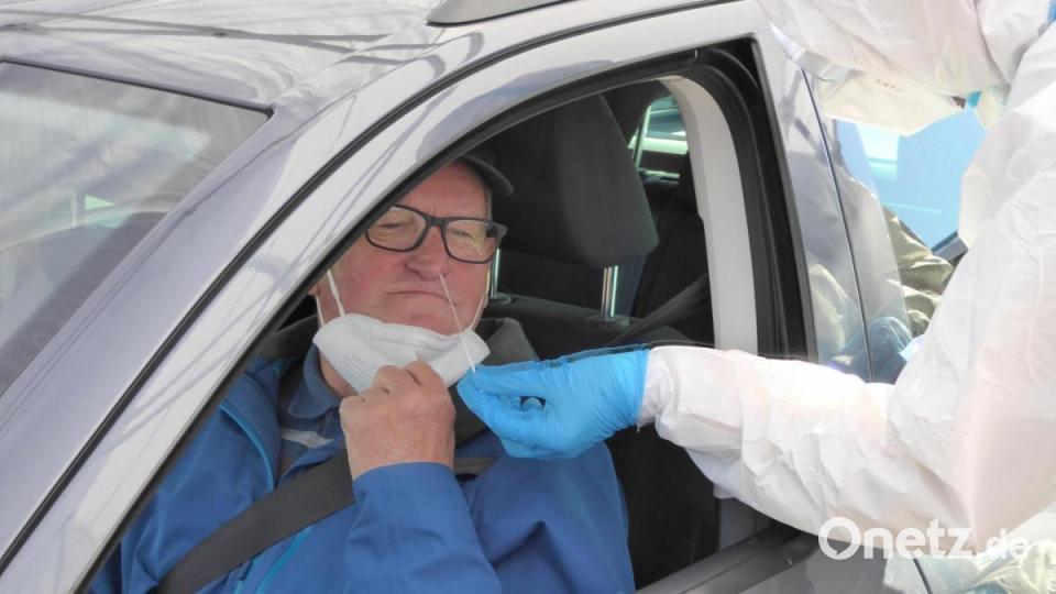 Ein Senior aus Neustadt beim Schnelltest. Nur kurz das Fenster herunterkurbeln, dann geht alles ruckzuck. Bild: fsb