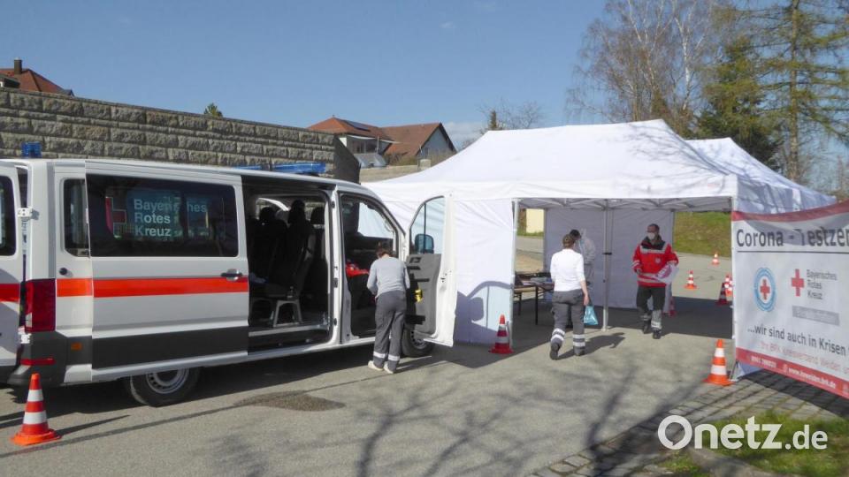 Bayerisches Rotes Kreuz und Wasserwacht beim Aufbau der Teststation Bild: fsb