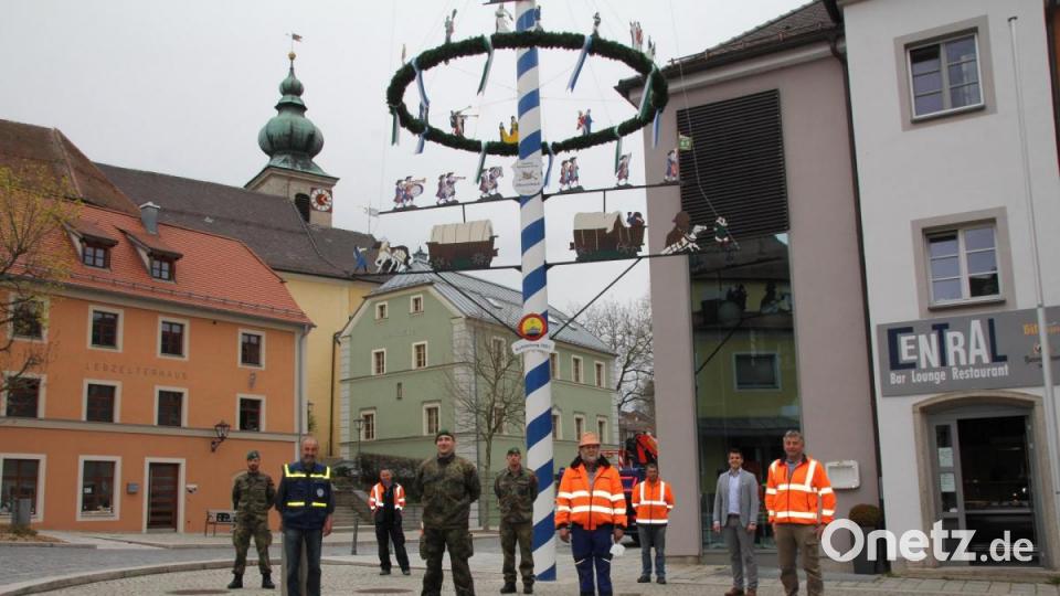 Die an der Übergabe Beteiligten von Stadt, Bauhof, THW und Bundeswehr stellten sich zum Erinnerungsfoto auf. Bild: frd