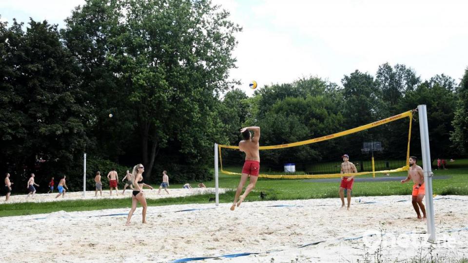 Seit Freitag, 3. Juli, darf im Hocko auch wieder Beachvolleyball gespielt werden. Bild: Petra Hartl
