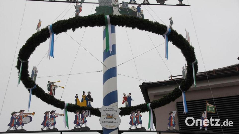 Das Besondere an diesem neuen Maibaum ist, dass von unten her in der zweiten Reihe zusätzlich Figuren von Musikern des Kolping-Spielmannszuges angebracht worden sind, da der Spielmannszug heuer auf 50-jähriges Bestehen zurückblickt. Bild: frd