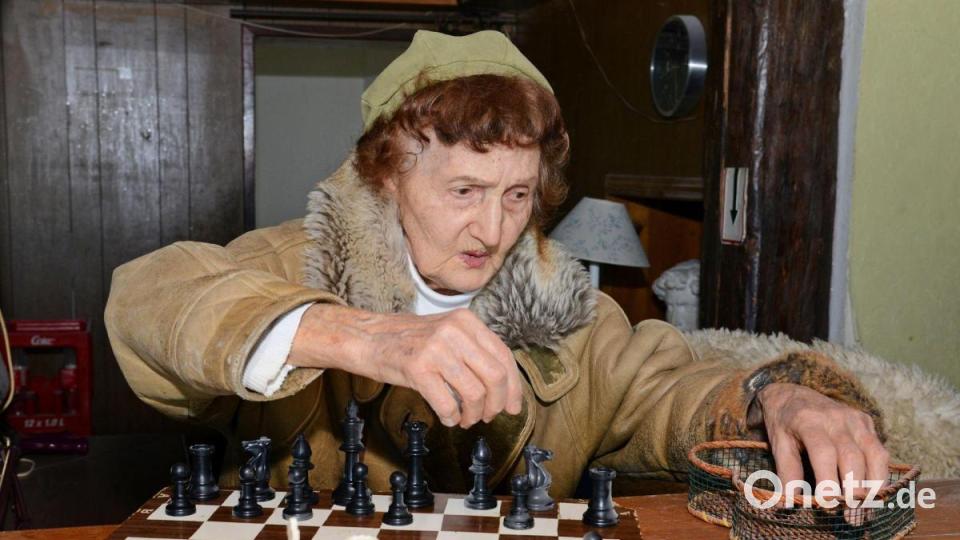Hedwig Müller, die Chefin des Happy Rock, spielt mit ihren Gästen gerne auch mal eine Partie Schach. Archivbild: Petra Hartl