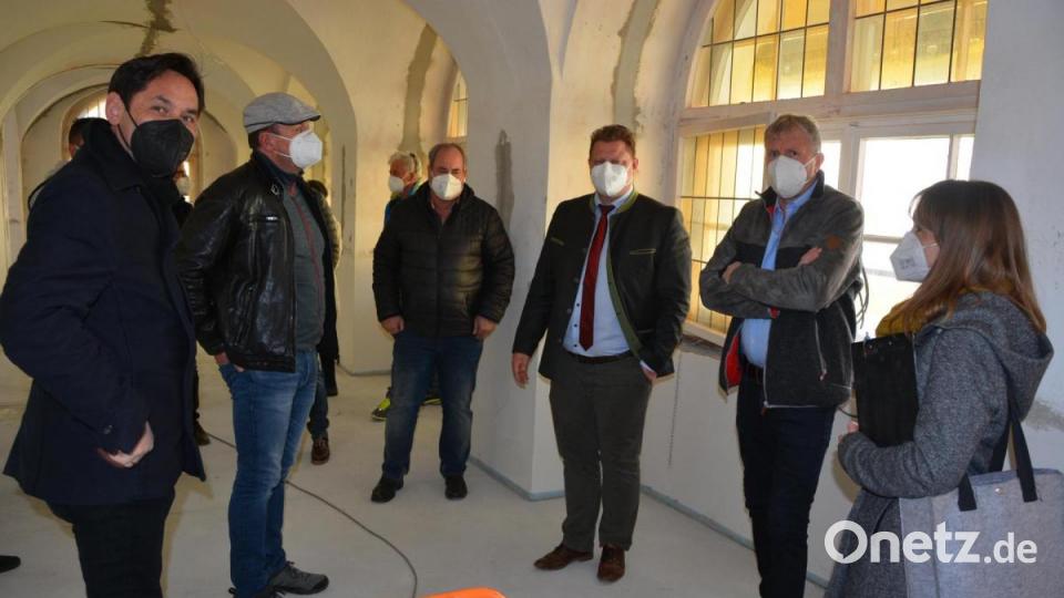Die Architekten Peter Hilgarth (links) und seine Mitarbeiterin Kristina Kulicke (rechts) führten durch die Räume des Historischen Rathauses. Bild: jr