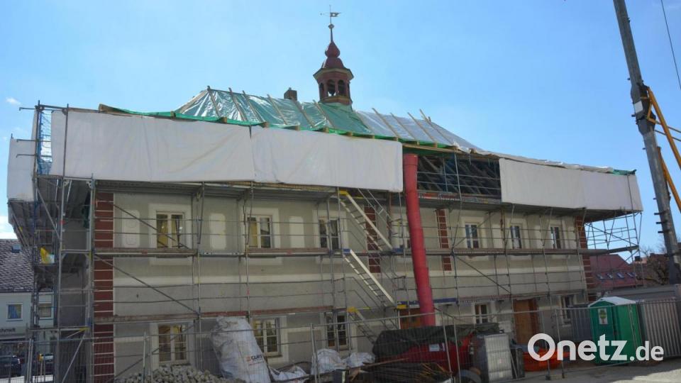 Das Historische Rathaus ist derzeit eine Großbaustelle. Bis zum Jahresende sollen die Arbeiten abgeschlossen sein. Viel Aufwand muss in die Erneuerung des Dachstuhls gesteckt werden. Bild: jr