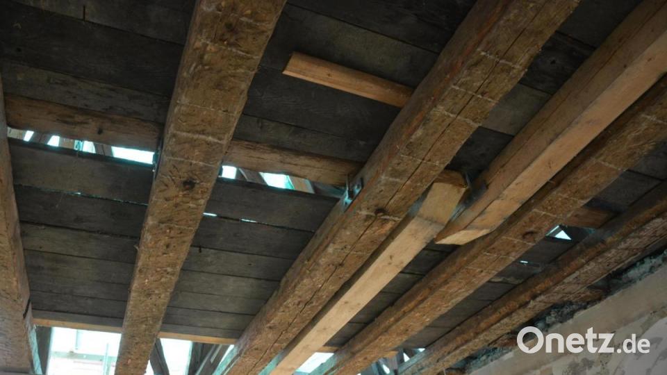 Freigelegt ist derzeit die Decke des Sitzungssaal, hier gibt es noch viel Arbeit. Bild: jr