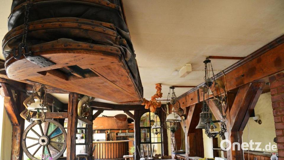 Rustikal gings zu im Speisebereich der Diskothek. Und die Schwammerlsoße gab es auch noch nachts um 3 Uhr. Bild: Petra Hartl