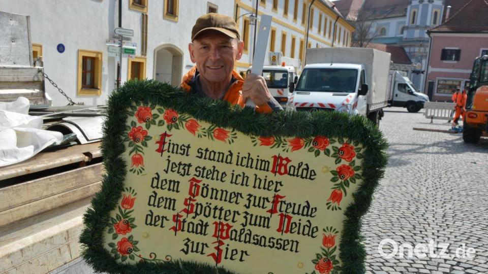 Karlheinz Hoyer mit dem neuen Spruchschild. Bild: jr