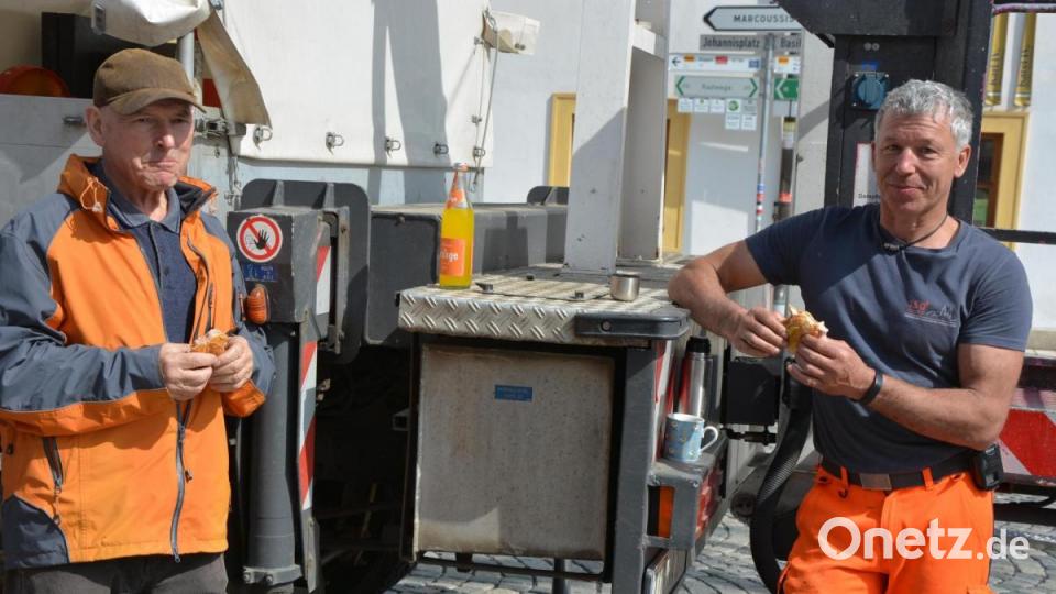 Wer arbeitet, muss auch Brotzeit machen, wie hier Karlheinz Hoyer (links) und Michael Lochner. Bild: jr