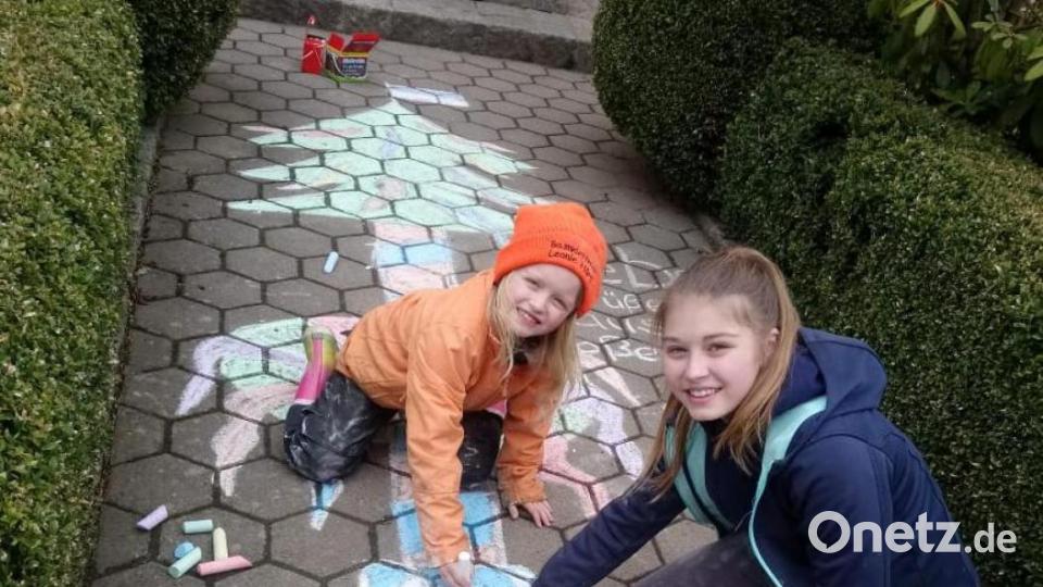 Viel Freude hatten die Kinder beim Malen ihres eigenen Maibaums. Bild: nza