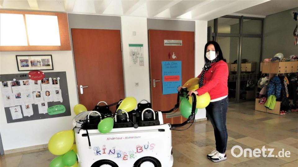 Praktischer Weise kann der E-Bus im Foyer des Kinderhauses bequem geparkt werden. Bild: ubb
