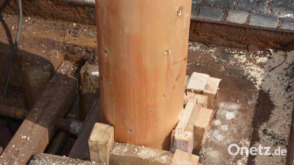 Jetzt ist der Maibaum fest verankert. Bild: jr