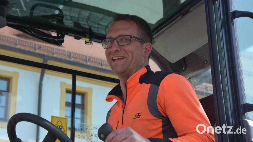 Benjamin Müller sitzt im Bagger und ist betont optimistisch. Bild: jr