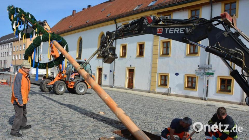 Der Maibaum wird in die Öffnung geführt. Bild: jr
