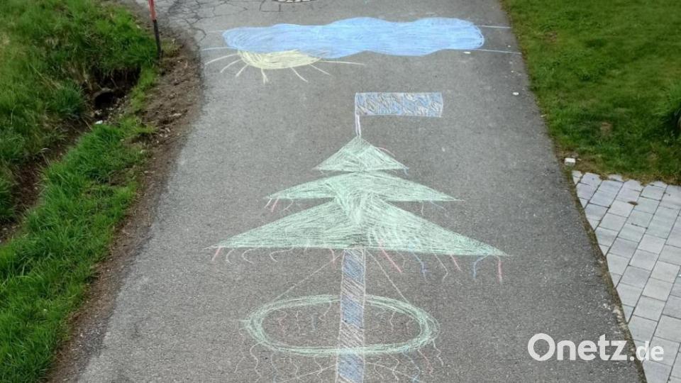 Krummennaaber Maibaum Malaktion Bild: nza