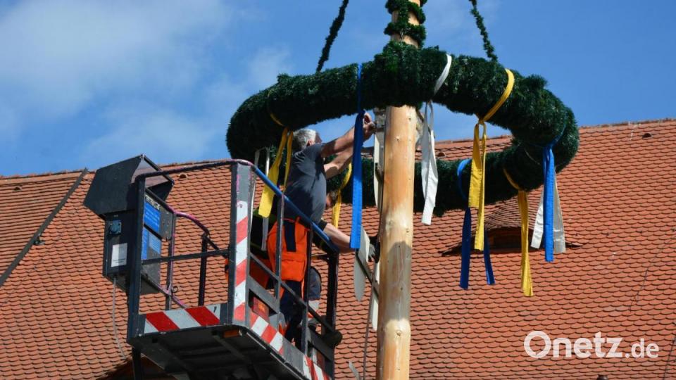 Die Zunftzeichen werden am Maibaum angebracht. Bild: jr