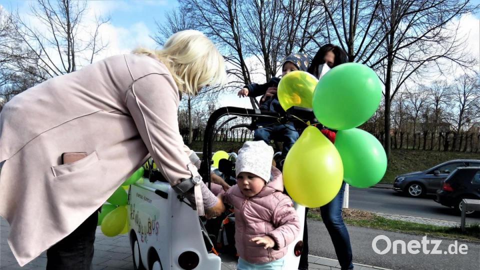 Ausflug beendet. Die Erzieherinnen und Leiterin Silvia Markowski (vorne) helfen beim Aussteigen. Bild: ubb