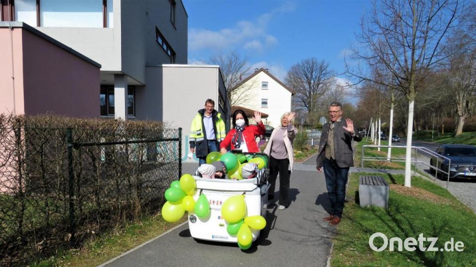 Der erste Ausflug mit dem E-Bus wird von Stadtwerkeleiter Thomas Kraus, Erzieherin Maria Üblacker, Kindergartenleiterin Silvia Markowski und Bürgermeister Franz Stahl (von links) begleitet. Bild: ubb