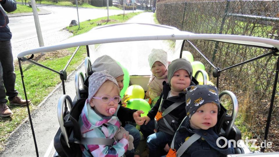 Ist die Sonne zu intensiv oder regnet es plötzlich, sind die Kinder mit einem schicken Dach geschützt. Bild: ubb