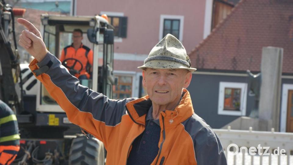 Zweiter Bürgermeister Karlheinz Hoyer gab die Kommandos. Es war sein bereits der 15. Maibaum, der unter seiner Leitung aufgestellt wurde. Bild: jr