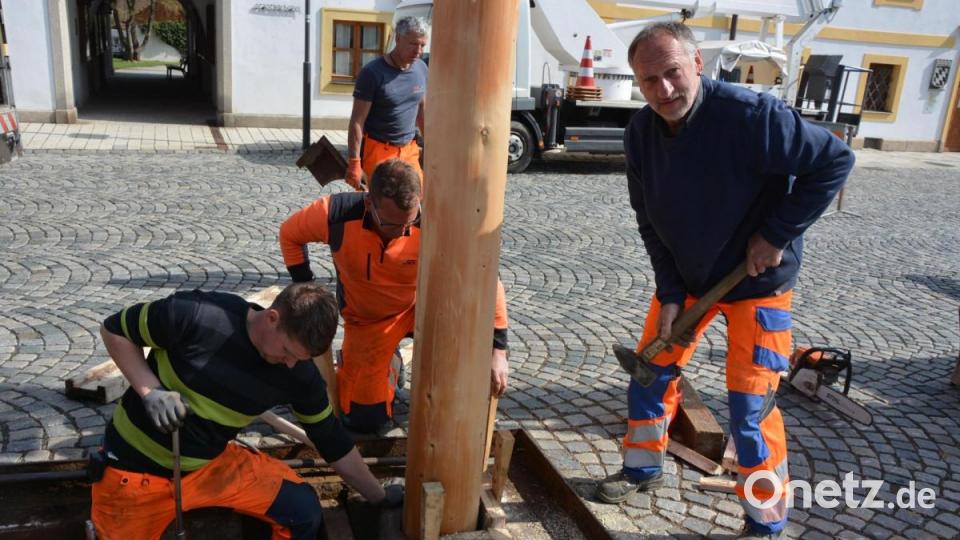 Die Bauhofmitarbeiter (von links) Max Friedl, Benjamin Müller, Michael Lochner und Wolfgang Fischer bei der Arbeit Bild: jr