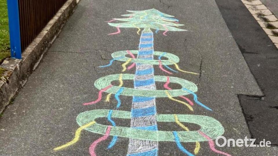 Krummennaaber Maibaum Malaktion Bild: nza