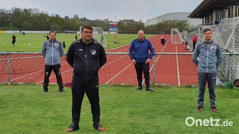 Die sechs Trainer zum Auftakt (Dritter von links Jugendleiter Tom Schießl). Erforderlich ist für die Trainingseinheit ein negativer Coronatest der Übungsleiter. Bild: mr