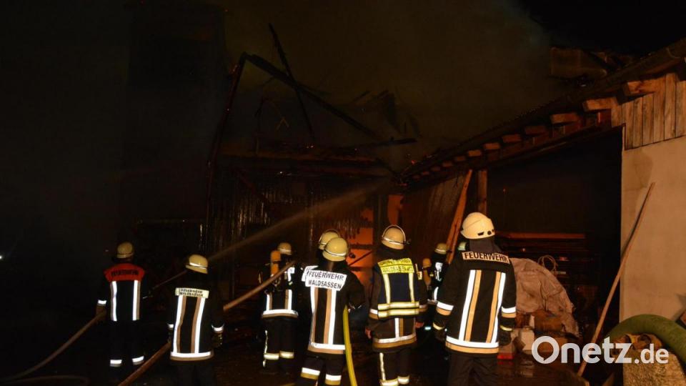 Die Feuerwehren Neualbenreuth, Tirschenreuth, Waldsassen, Hardeck, Querenbach, Mähring, Poppenreuth waren mit etwa 150 Helfern im Einsatz Bild: jr