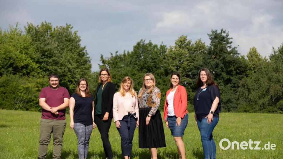 Das Team des Bürgertelefons Krebs an der Uniklinik Regensburg mit Dr. Julia Maurer (Mitte) und Sandra Windschüttl (Dritte von rechts). Bild: Uniklinikum Regensburg