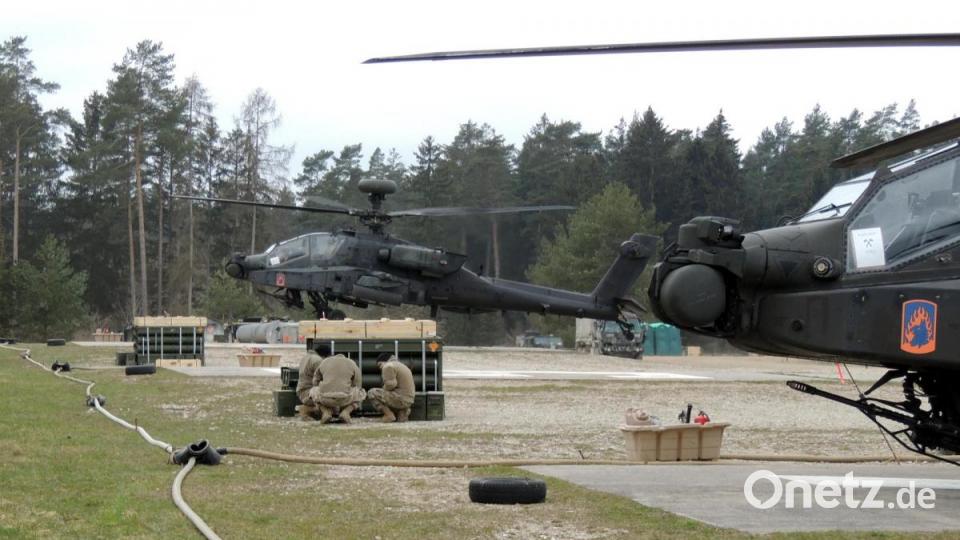 Beim Landen des Helikopters sucht die Bodencrew hinter einem Munitionsstapel kurz Schutz vor dem aufgewirbelten, eisigen Wind. Bild: mor