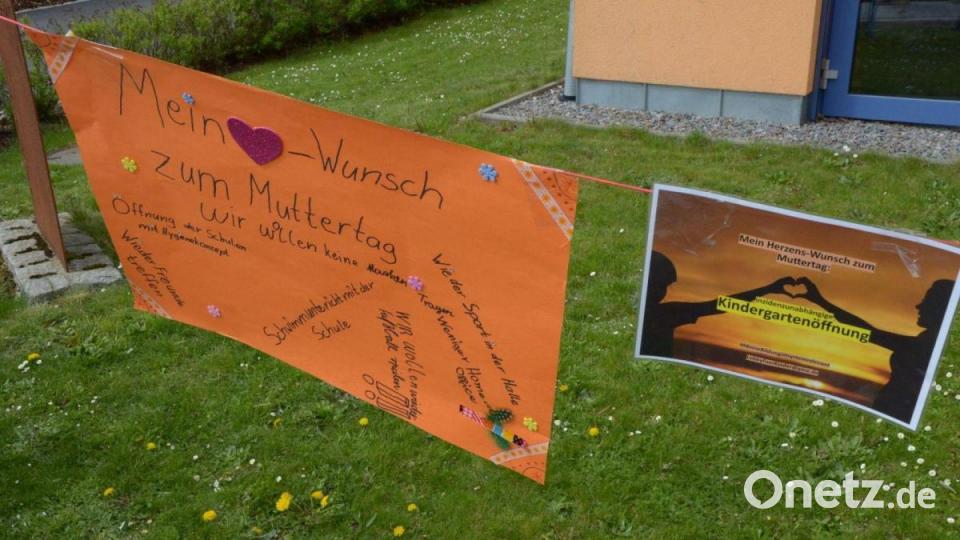 Der Elternbeirat der Sebastian-Kneipp-Schule Edelsfeld hat sich an der Muttertag-Aktion „Mein Herzenswunsch zum Muttertag“ der Lobby für Kinder beteiligt (v.l.n.r.): Katrin Fischer, Mirjam Wohlfahrt und Michaela Schuster kämpfen für die Bildung aller Kinder und fordern eine inzidenzunabhängige Öffnung von Schulen und Kindergärten mit Hygienekonzept. Bild: aja