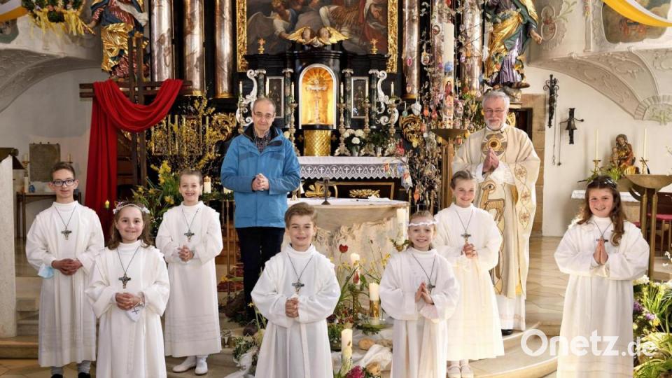 Am vergangenen Samstag erlebte die erste Gruppe mit sieben Kommunionkindern einen feierlichen Gottesdienst und traten zum ersten Mal an den Tisch des Herrn. Bild: ALTSTADT ATELIER