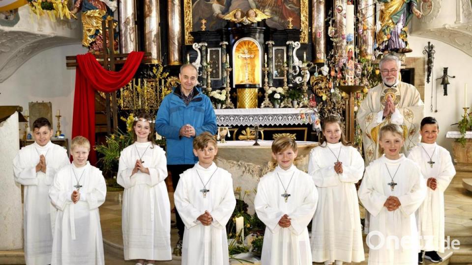 Die dritte Gruppe mit acht Kommunionkindern führte Stadtpfarrer Edmund Prechtl am Sonntag um 9 Uhr erstmals zum Empfang des Sakraments der heiligen Kommunion. Bild: ALTSTADT ATELIER
