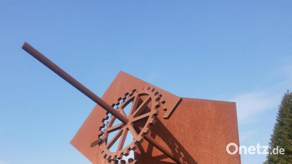 Das Brückenkunstwerk von Paul Schinner an Fichtelnaabtalbrücke in Grünberg. Bild: ld