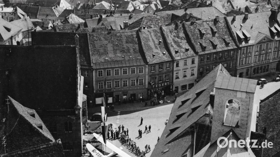 Im April 1958 wurde das neue Schulungsflug Grunau Baby II auf dem Marktplatz in Sulzbach-Rosenberg getauft. Archivbild: Archiv Luftsportgruppe Sulzbach-Rosenberg