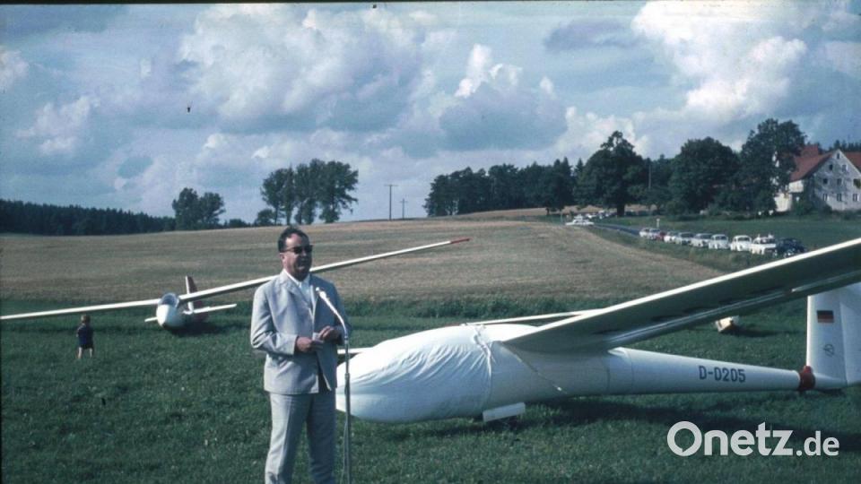 Im August 1970 erwarb die Luftsportgruppe das erste moderne Kunststoff-Segelflugzeug vom Typ Phöbus C D-0205, Werknummer 942, mit einer Spannweite von 17 Metern und Einziehfahrwerk. Es folgte die siebte Flugzeugtaufe. Als Pate wurde Bundesverkehrsminister Georg Leber eingeladen. Dieser sagte jedoch ab. So wurde der Hochleistungssegler auf den Namen „Helene“ getauft. Die Patin war Helene Pöhlmann, die Tochter des Brauereibesitzers in Fichtelbrunn. Archivbild: Archiv Luftsportgruppe Sulzbach-Rosenberg