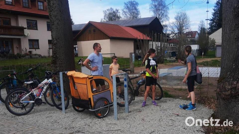 Schon am ersten warmen Tag war die E-Bike-Ladestation am Schlachthaus umlagert. Bild: ld