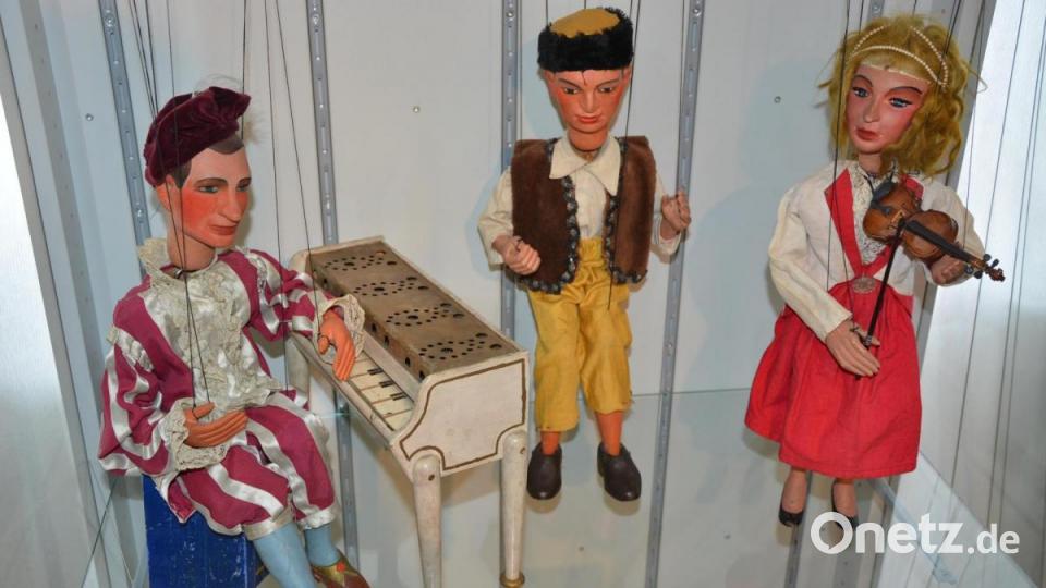 Zahlreiche Marionetten in ihren bunten Kostümen sind bei der Sonderausstellung zu bewundern. Bild: jr