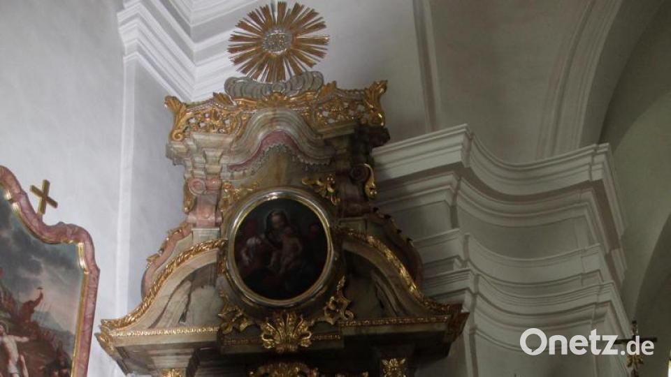 Einer der beiden Seitenaltäre zeigt die Mutter Gottes mit dem Jesukind. Bild: soj